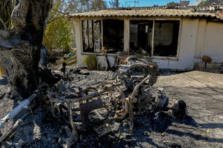 منظر عام لمنزل تضرر جراء حريق غابة في سالاندري بالقرب من أثينا، اليونان